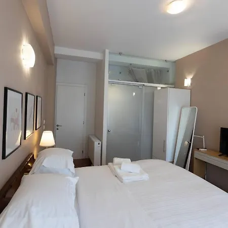 με θέα πλατεία στο κέντρο της πόλης *