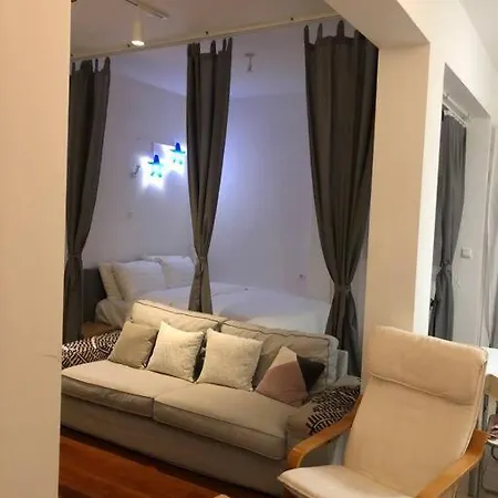 με θέα πλατεία στο κέντρο της πόλης *